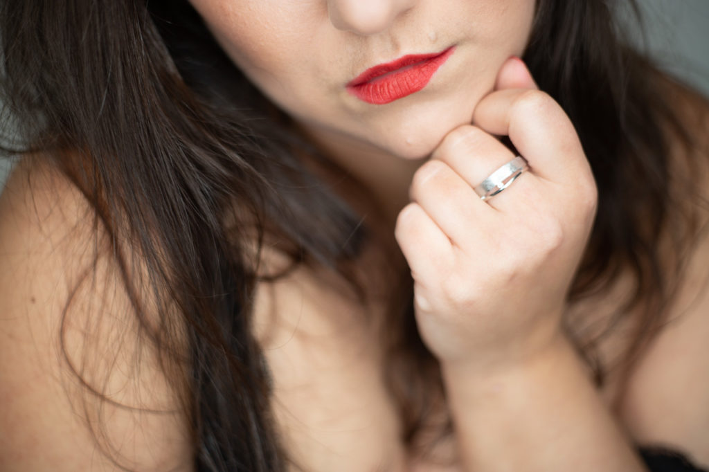 Schöne Frau mit tollen Make Up und roten Lippen. Schöner Ring im Mittelpunkt.